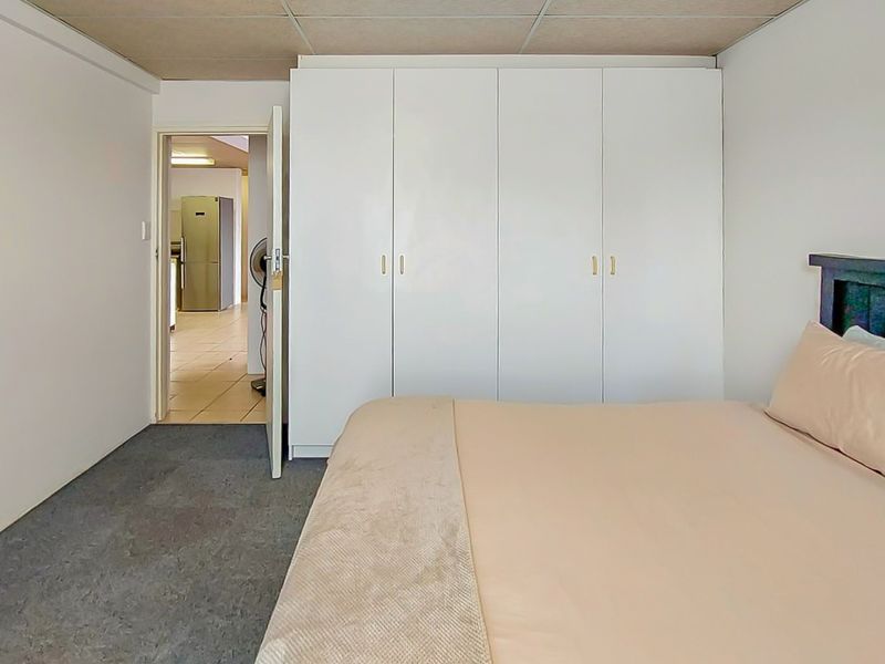 Beautiful 2 Bedroom Apartment for Sale in McIntyre Place, Parow Central - Photo 6