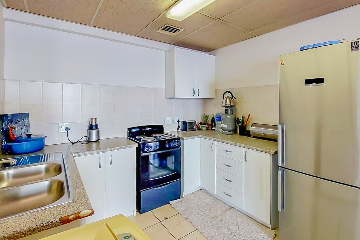 Beautiful 2 Bedroom Apartment for Sale in McIntyre Place, Parow Central - Photo 4