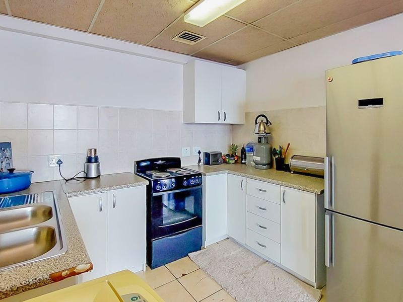 Beautiful 2 Bedroom Apartment for Sale in McIntyre Place, Parow Central - Photo 4