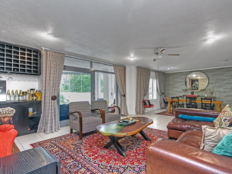 Full Title 3 Bedroom 3.5 Bathroom Home with Staff Accomodation and Solar in Mykonos Estate, Lonehill - Photo 5