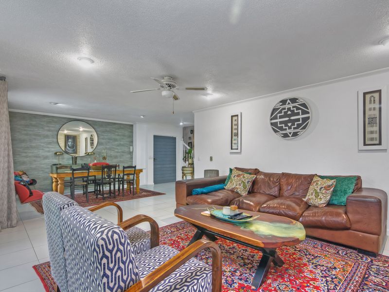 Full Title 3 Bedroom 3.5 Bathroom Home with Staff Accomodation and Solar in Mykonos Estate, Lonehill - Photo 6