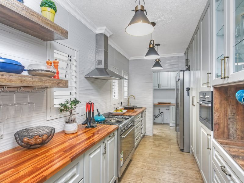 Full Title 3 Bedroom 3.5 Bathroom Home with Staff Accomodation and Solar in Mykonos Estate, Lonehill - Photo 10