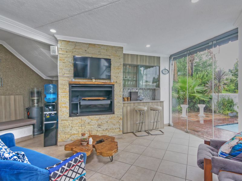 Full Title 3 Bedroom 3.5 Bathroom Home with Staff Accomodation and Solar in Mykonos Estate, Lonehill - Photo 7