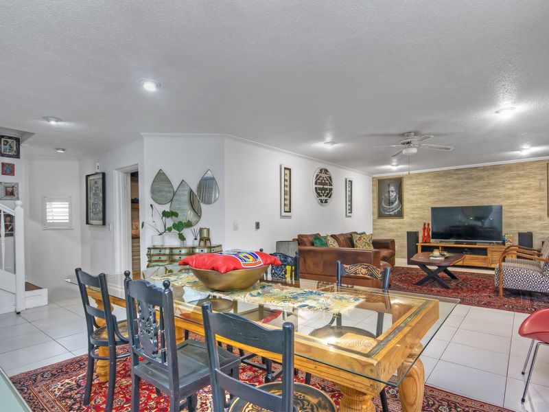 Full Title 3 Bedroom 3.5 Bathroom Home with Staff Accomodation and Solar in Mykonos Estate, Lonehill - Photo 3