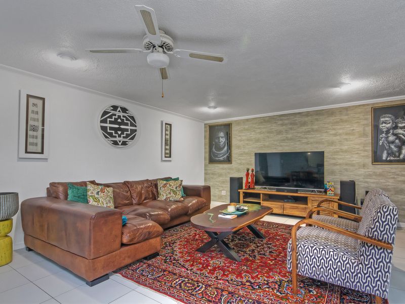 Full Title 3 Bedroom 3.5 Bathroom Home with Staff Accomodation and Solar in Mykonos Estate, Lonehill - Photo 4