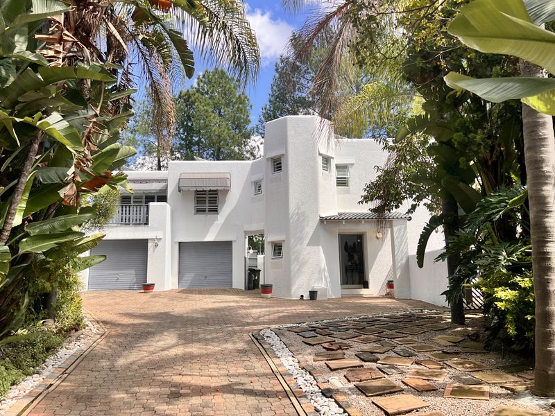 Full Title 3 Bedroom 3.5 Bathroom Home with Staff Accomodation and Solar in Mykonos Estate, Lonehill - Photo 1