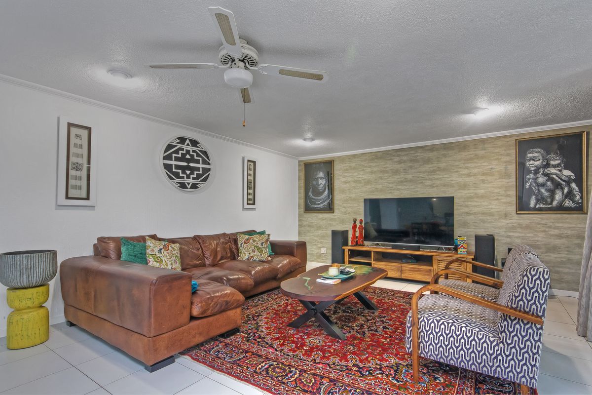 Full Title 3 Bedroom 3.5 Bathroom Home with Staff Accomodation and Solar in Mykonos Estate, Lonehill - Photo 4