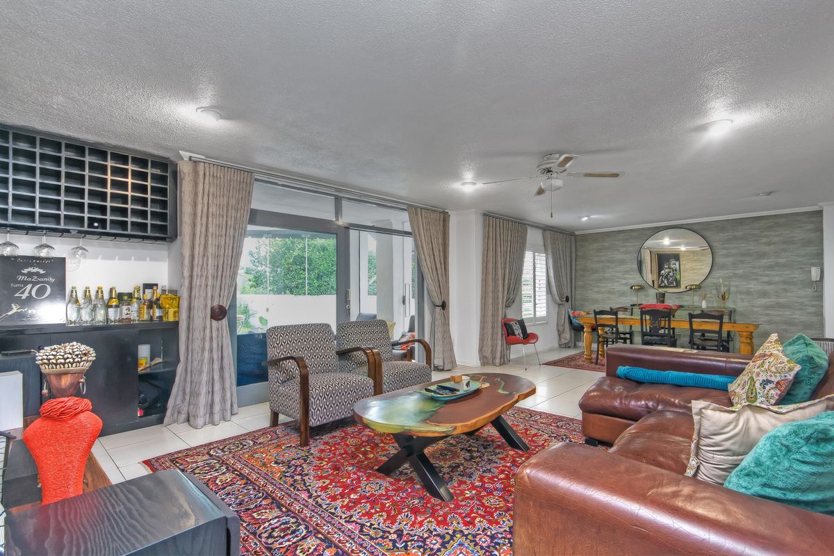 Full Title 3 Bedroom 3.5 Bathroom Home with Staff Accomodation and Solar in Mykonos Estate, Lonehill - Photo 5