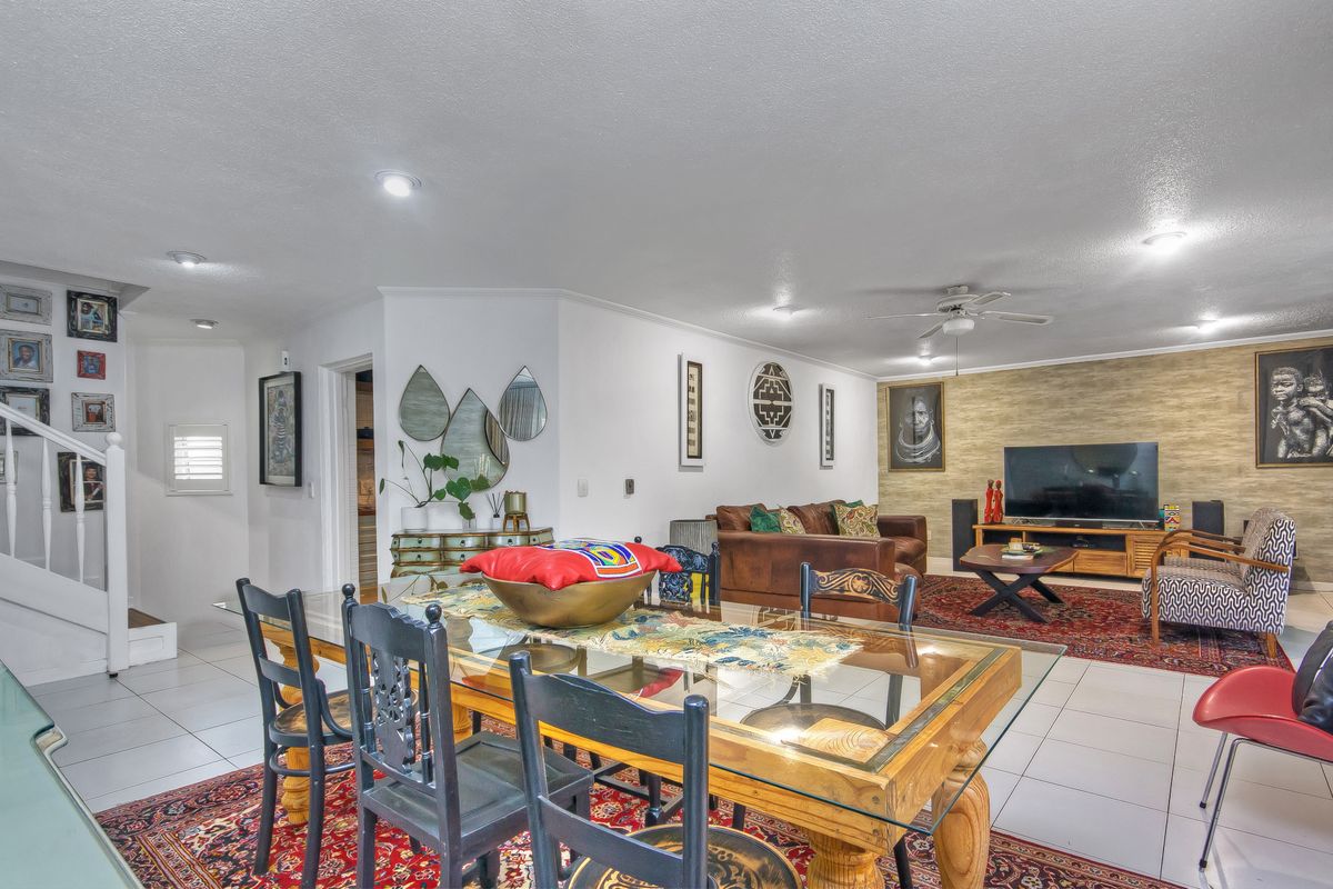 Full Title 3 Bedroom 3.5 Bathroom Home with Staff Accomodation and Solar in Mykonos Estate, Lonehill - Photo 3
