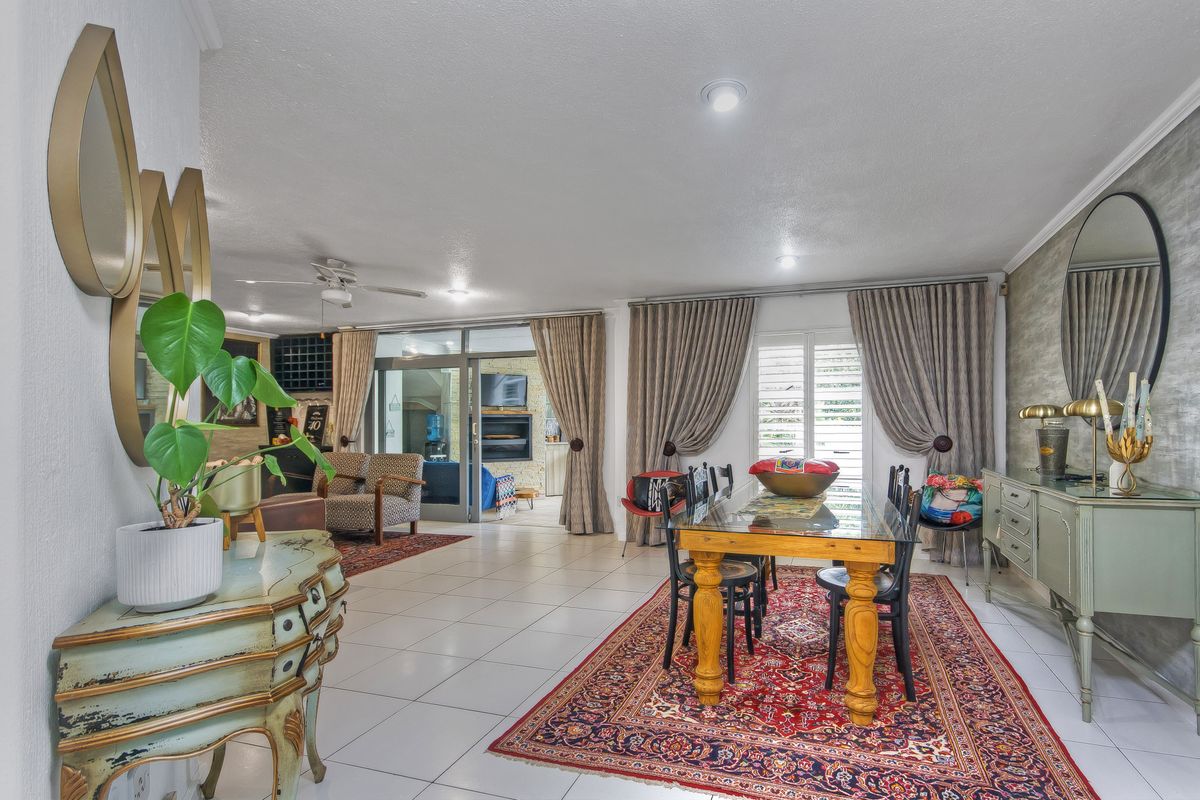 Full Title 3 Bedroom 3.5 Bathroom Home with Staff Accomodation and Solar in Mykonos Estate, Lonehill - Photo 2