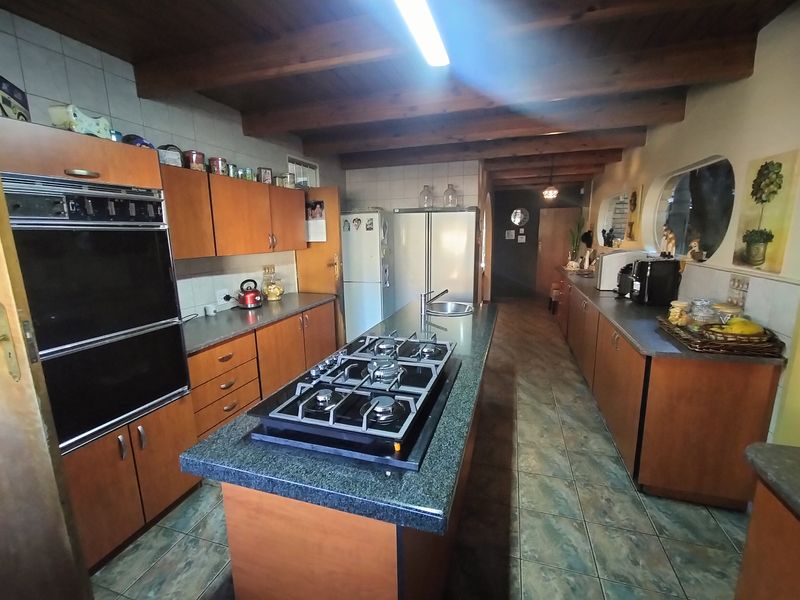 Spacious Family Home with Pool and Endless Potential in Florauna - Photo 8