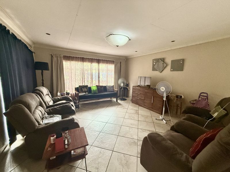 4 Bedroom home! Well priced and Great Area - Photo 3