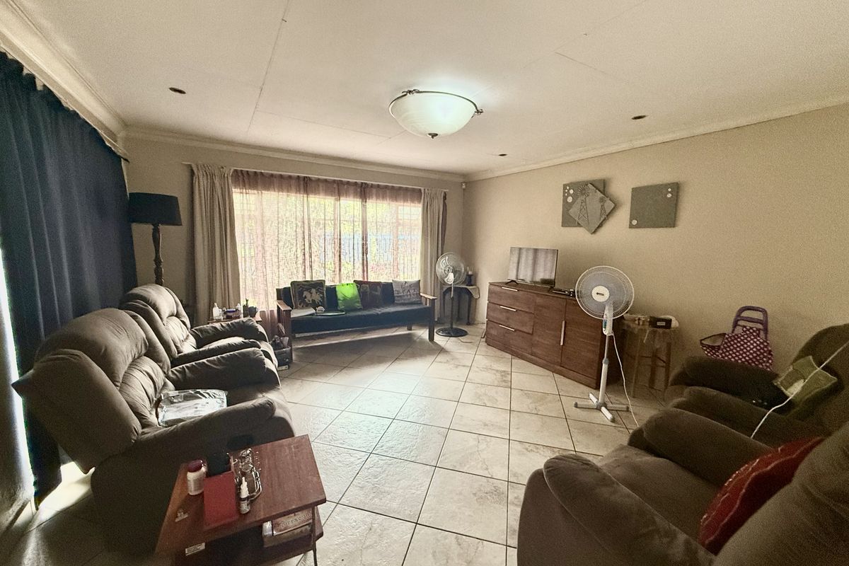 4 Bedroom home! Well priced and Great Area - Photo 3