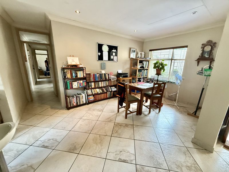 4 Bedroom home! Well priced and Great Area - Photo 8