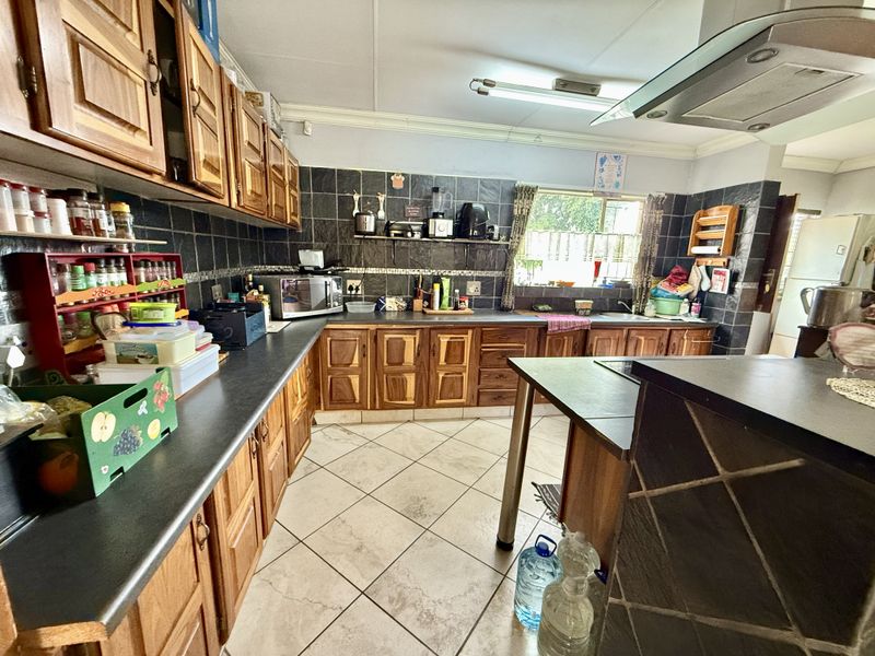 4 Bedroom home! Well priced and Great Area - Photo 5