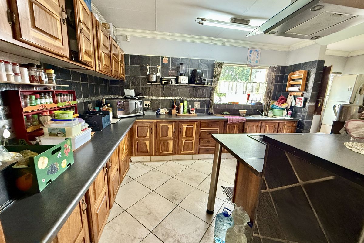 4 Bedroom home! Well priced and Great Area - Photo 5