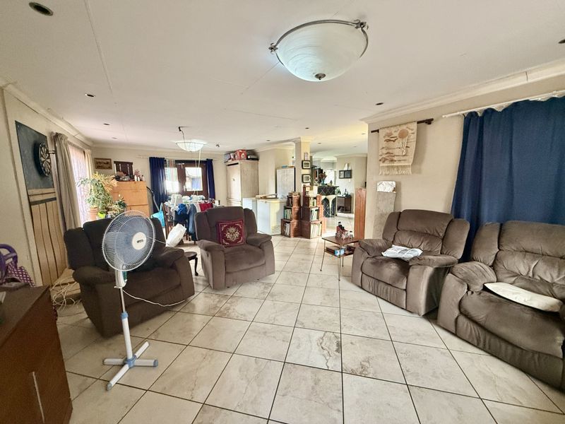 4 Bedroom home! Well priced and Great Area - Photo 4