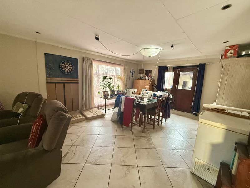 4 Bedroom home! Well priced and Great Area - Photo 2