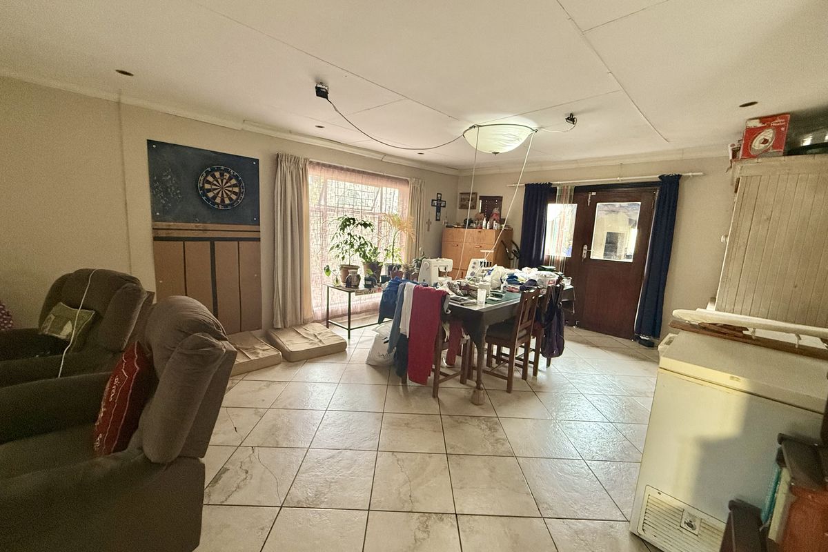 4 Bedroom home! Well priced and Great Area - Photo 2
