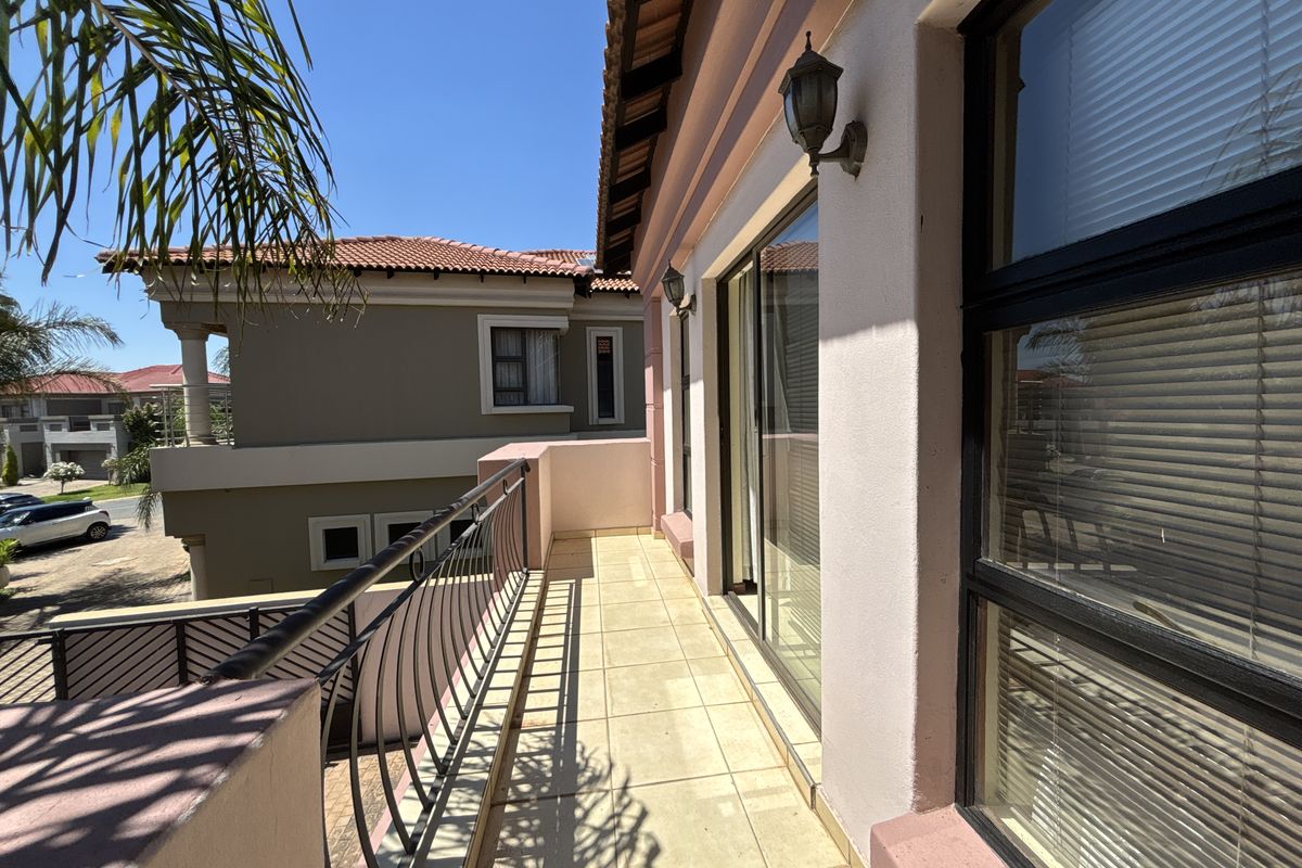 Modern Family Haven in the Prestigious Piazza del Campo Estate, Parkrand - Photo 2