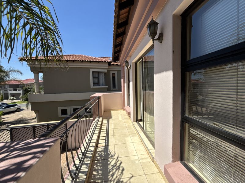 Modern Family Haven in the Prestigious Piazza del Campo Estate, Parkrand - Photo 2