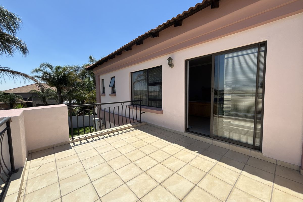 Modern Family Haven in the Prestigious Piazza del Campo Estate, Parkrand - Photo 4