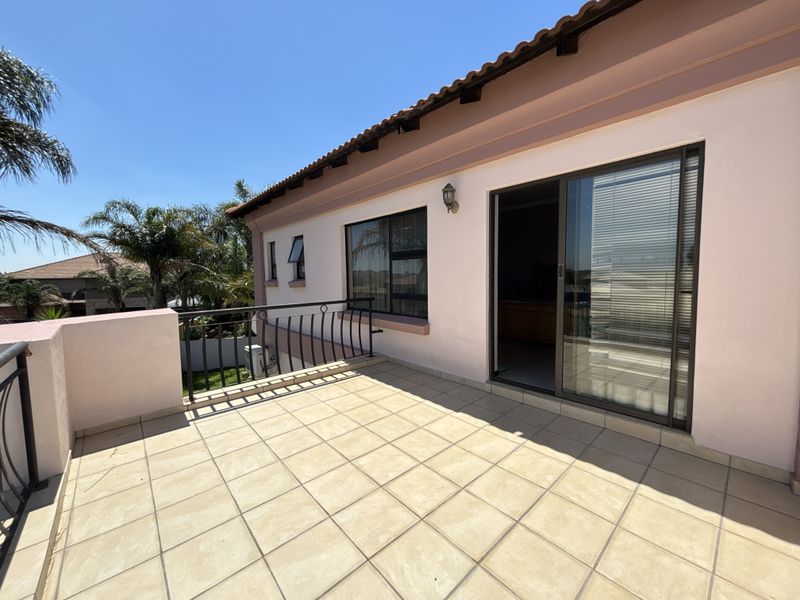 Modern Family Haven in the Prestigious Piazza del Campo Estate, Parkrand - Photo 4