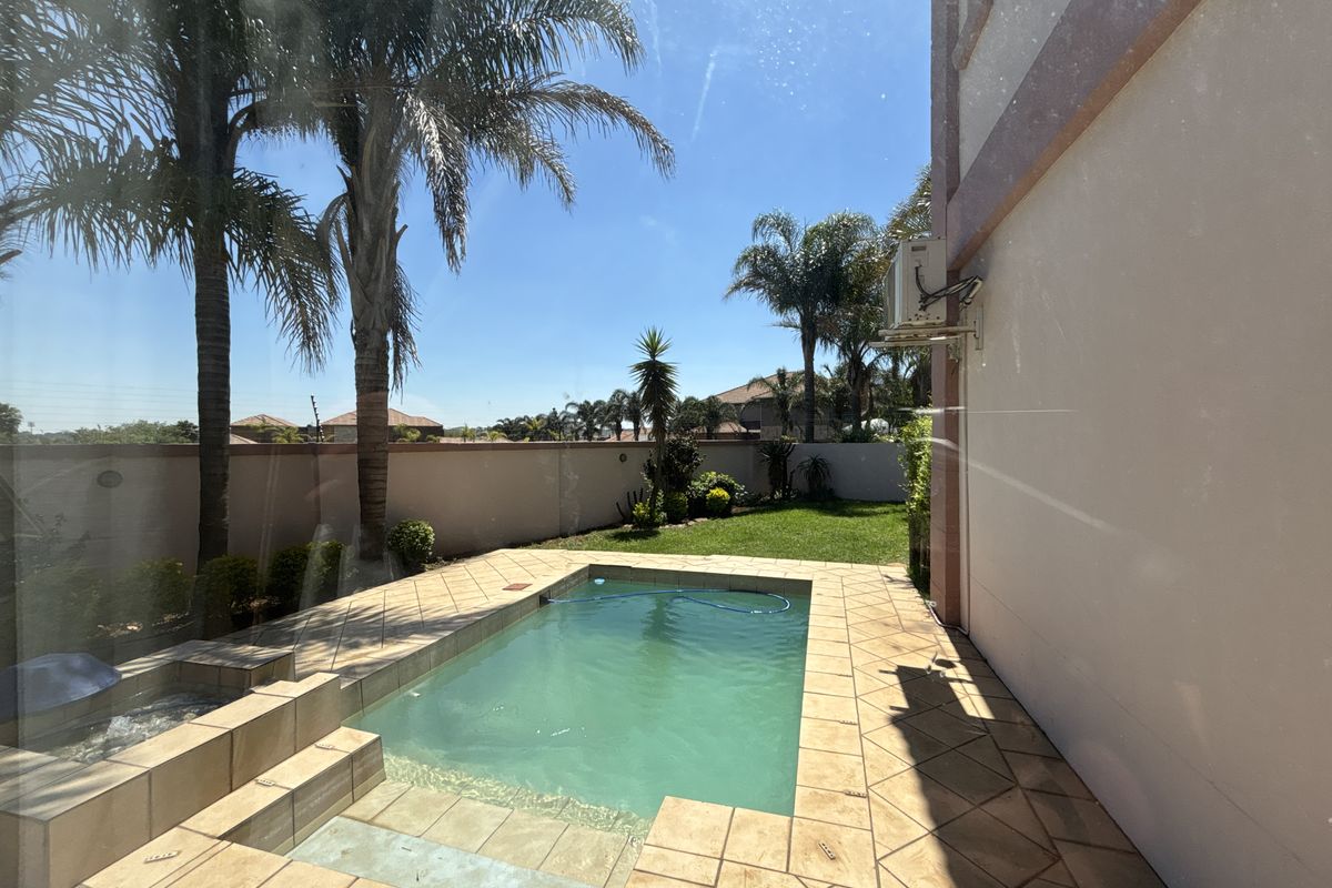 Modern Family Haven in the Prestigious Piazza del Campo Estate, Parkrand - Photo 3