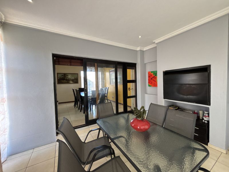 Modern Family Haven in the Prestigious Piazza del Campo Estate, Parkrand - Photo 9