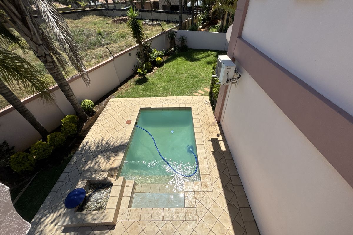 Modern Family Haven in the Prestigious Piazza del Campo Estate, Parkrand - Photo 5