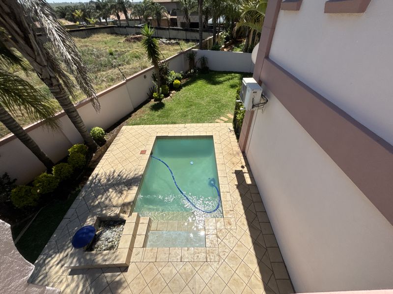 Modern Family Haven in the Prestigious Piazza del Campo Estate, Parkrand - Photo 5