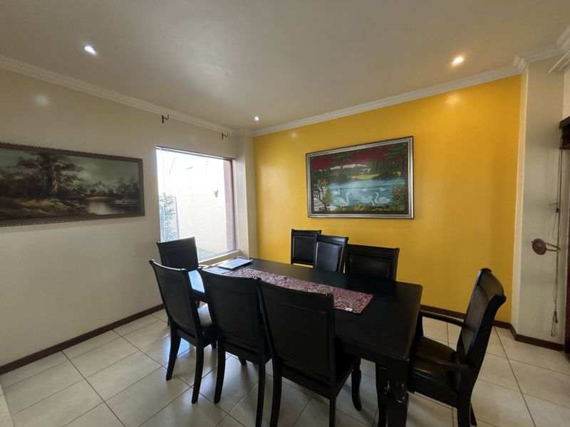 Modern Family Haven in the Prestigious Piazza del Campo Estate, Parkrand - Photo 8