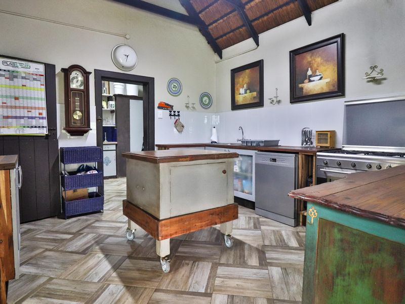 Time Honoured Smallholding with Mountain Views and 7 Versatile Bedrooms, Including 5 Flats - Photo 10