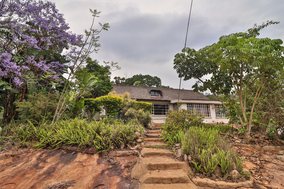 Time Honoured Smallholding with Mountain Views and 7 Versatile Bedrooms, Including 5 Flats - Photo 4