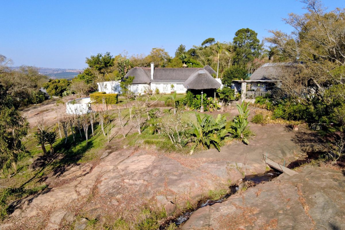 Time Honoured Smallholding with Mountain Views and 7 Versatile Bedrooms, Including 5 Flats - Photo 3