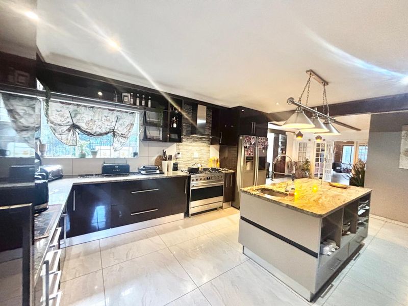 Spacious Family Home with Flats & Business Opportunity – Secunda - Photo 2