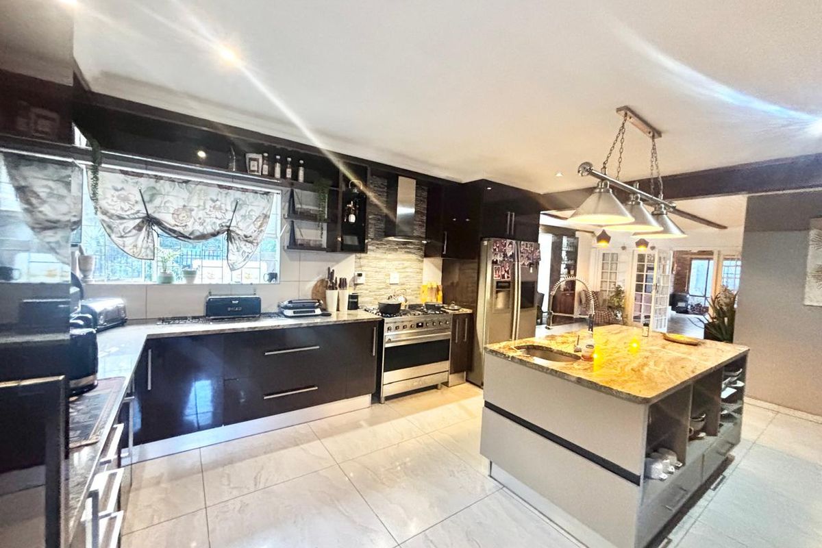 Spacious Family Home with Flats & Business Opportunity – Secunda - Photo 2