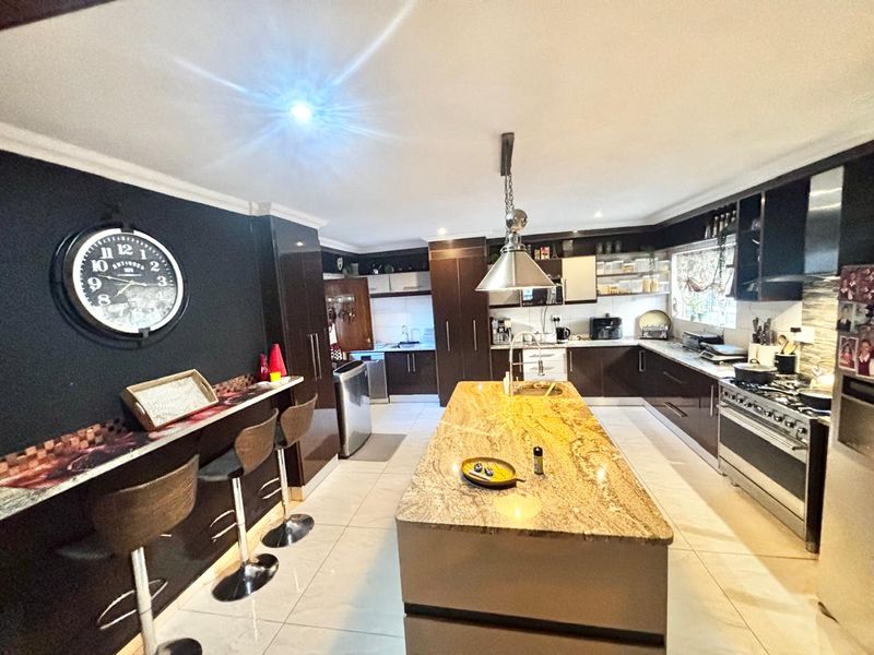 Spacious Family Home with Flats & Business Opportunity – Secunda - Photo 4