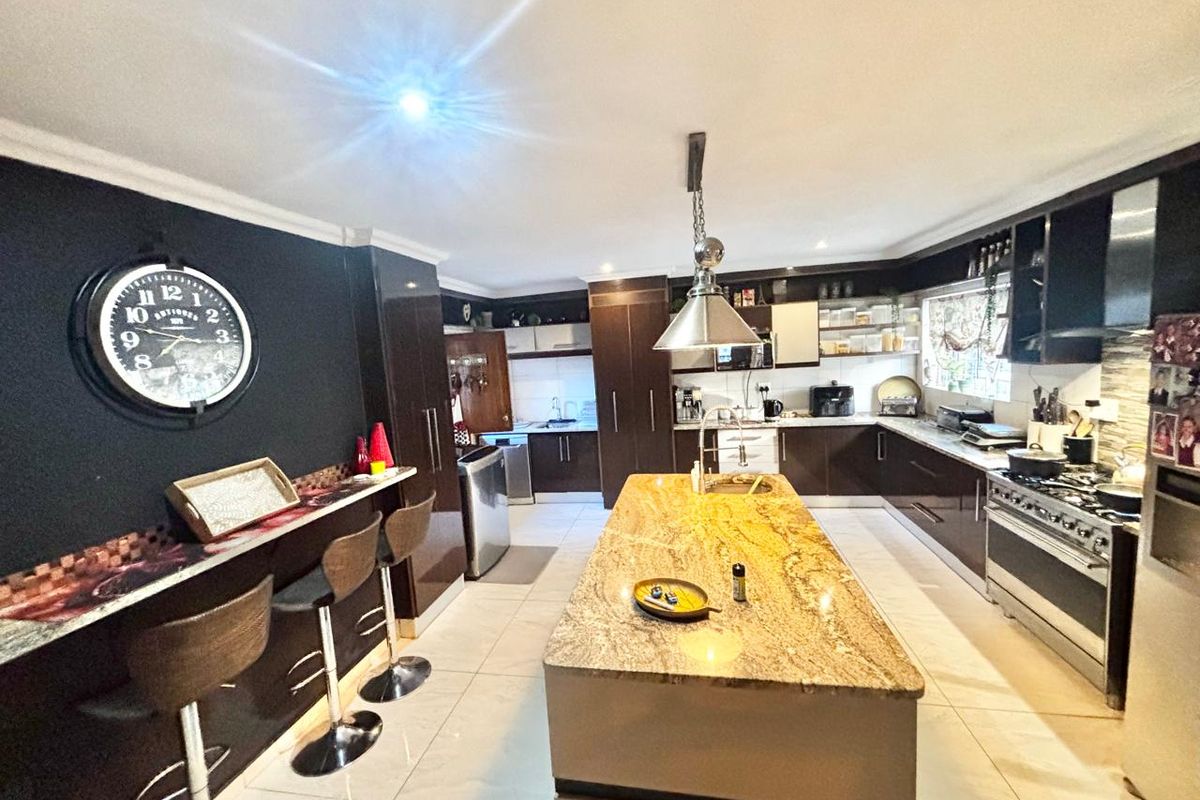 Spacious Family Home with Flats & Business Opportunity – Secunda - Photo 4