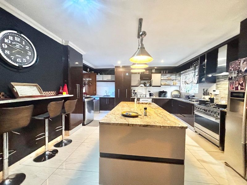 Spacious Family Home with Flats & Business Opportunity – Secunda - Photo 5