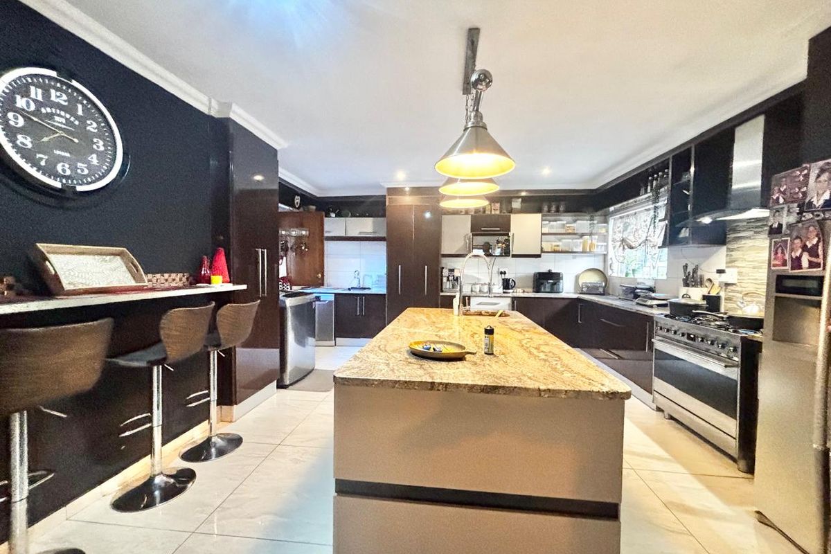 Spacious Family Home with Flats & Business Opportunity – Secunda - Photo 5