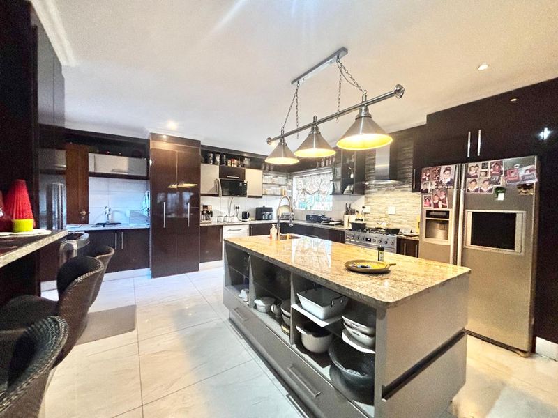 Spacious Family Home with Flats & Business Opportunity – Secunda - Photo 3