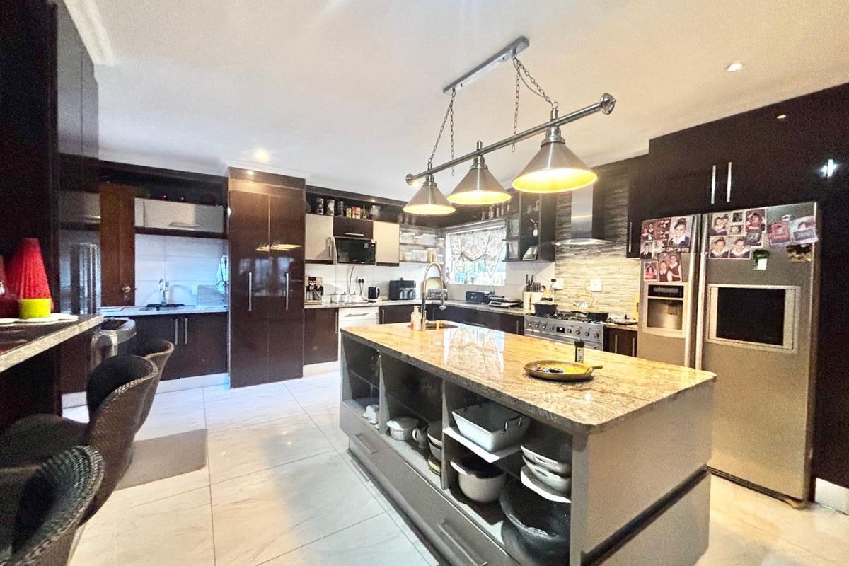 Spacious Family Home with Flats & Business Opportunity – Secunda - Photo 3