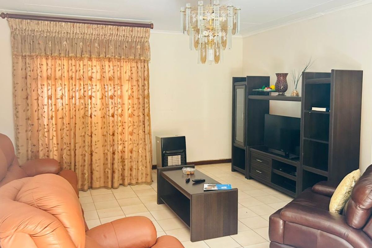 Beautiful 5-Bedroom House for sale Eltivillas, Louis Trichardt - Photo 4