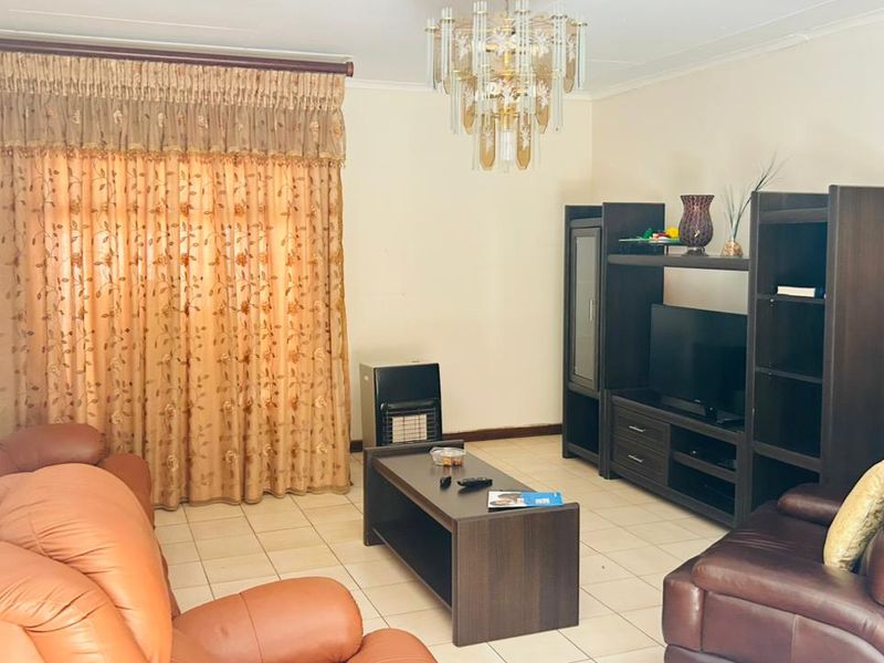 Beautiful 5-Bedroom House for sale Eltivillas, Louis Trichardt - Photo 4