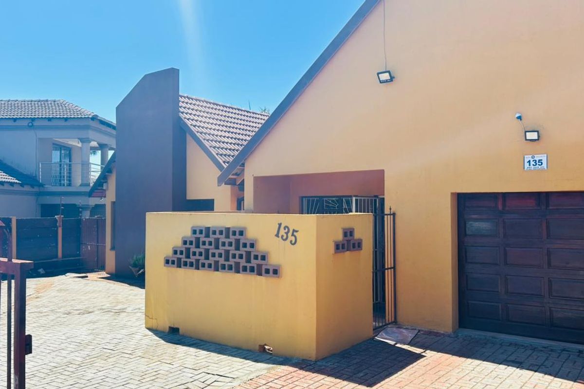 Beautiful 5-Bedroom House for sale Eltivillas, Louis Trichardt - Photo 2