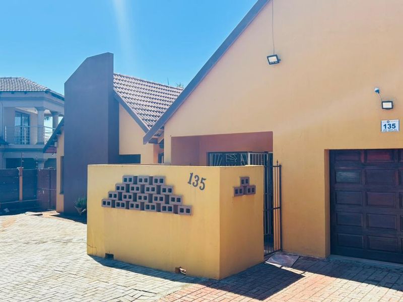 Beautiful 5-Bedroom House for sale Eltivillas, Louis Trichardt - Photo 2