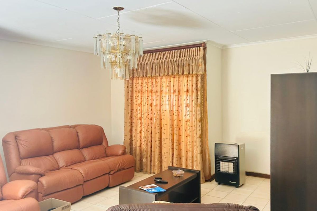 Beautiful 5-Bedroom House for sale Eltivillas, Louis Trichardt - Photo 5