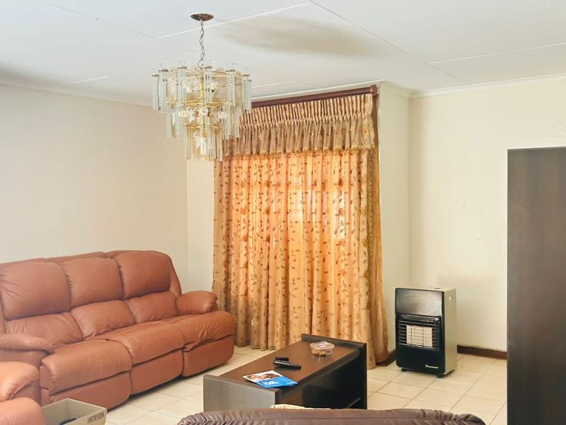 Beautiful 5-Bedroom House for sale Eltivillas, Louis Trichardt - Photo 5