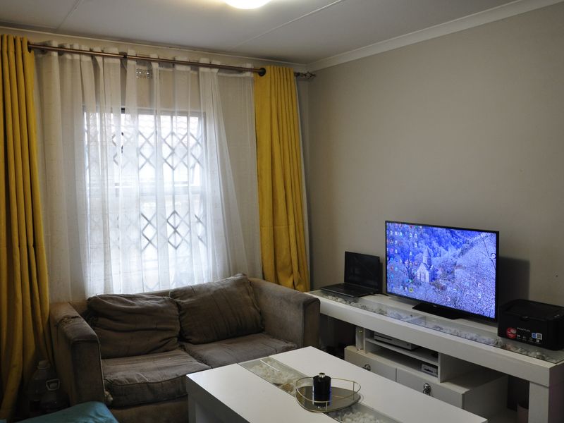 Warm & Spacious 2-Bedroom Family Home with Fibre in Secure Clayville, Midrand - Photo 6